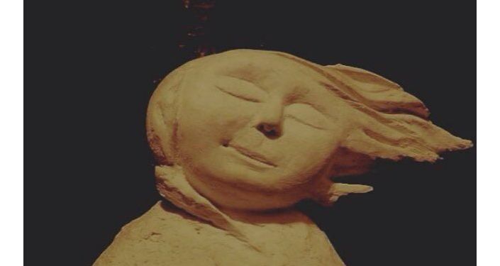 Девушка на ветру