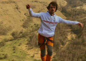 Москвич прошел километр над пропастью в Кисловодске за 55 минут